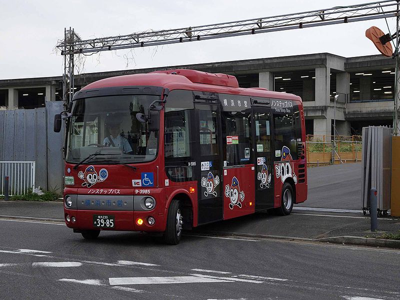 File:Yokohama City Bus 9-3985 Red Hamarin.jpg