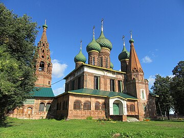 Igreja de São Nicolau, o Wonderworker Mokrinskaya, com corredores simétricos de torre quadriculada