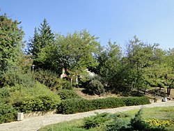 В парк „Тюлбе“, с казанлъшката гробница на заден план