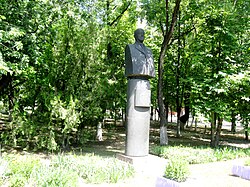 Пам'ятник М. А. Долежаллю — двічі Герою Соціалістичної Праці, м.Оріхів.jpg
