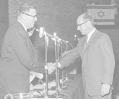 זאב לב מקבל פרס ישראל 1962 צלם יהודה איזנשטרק גנזך המדינה.jpg