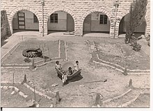 ילדי היישוב משחקים בחצר המצודה 1977