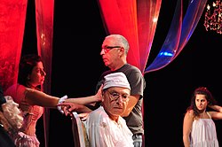 יצחק חזקיה (מלפנים) בחזרות להצגה "החולה המדומה" בתיאטרון באר שבע, 2010