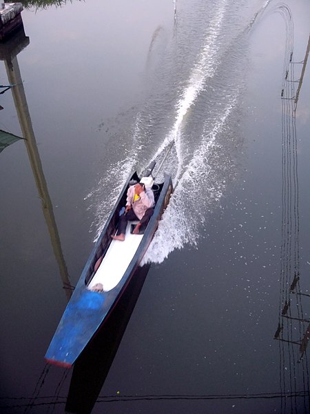 File:เรือท่าทางจะแรงส์ แกเอามือปิดหน้าฝากทำไม - panoramio.jpg