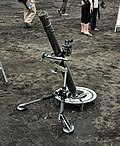 富士駐屯地で展示される81mm迫撃砲L16.jpg