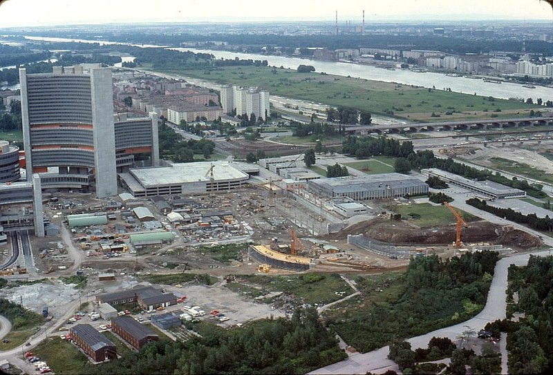 File:042L01060778 Blick vom Donauturm, UNO CITY, Kaisermühlen.jpg