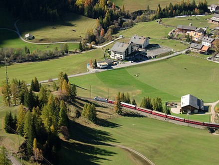 Southbound train heading for God loop tunnel (view from footpath to Piz Darlux) Südwärts fahrender Zug auf dem Weg zum God Kehrtunnel (Blick vom Fussweg zum Piz Darlux)