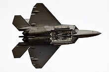 Un F-22 baie d'armement ouverte. Le AIM-260 doit pouvoir y être utilisé.