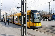 Deutsch: DVB-Straßenbahnwagen 2802 (Stadt Leipzig) am Dresdner Hauptbahnhof