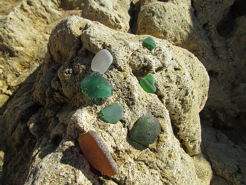 File:2018-01-17 Eroded glass fragments on Praia da Oura.JPG