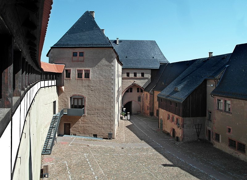 File:20180410435DR Rochlitz Schloß Schloßhof.jpg