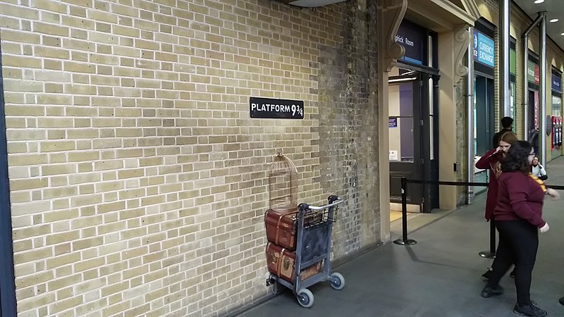 File:20191103 King's Cross Platform 9 3-4.jpg