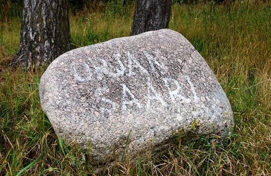 Памятная надпись на камне со старым названием деревни