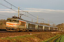 Die BB 7409 mit der Originallackierung, die einen TER von Corail TER-Fahrzeugen zieht