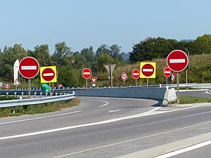 B1 et B1j Sens interdit et répétition de sens interdit pour routes à chaussées séparées