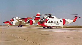 US Coast Guard HH-52A helikopter, maart 1964.  Op de achtergrond staat een Grumman HU-16E watervliegtuig.