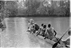 ASC Leiden - Coutinho Collection - 1 08 - Жизнь в Канджамбари, Гвинея-Бисау - Каноэ через реку - 1973 tff