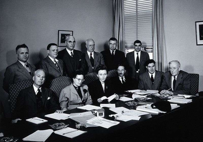 File:A meeting of twelve scientists on tropical medicine. Photogr Wellcome V0028060.jpg