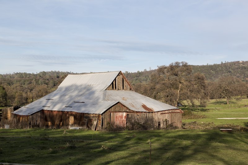 File:A sizable barn near the settlement of Bangor, south of Oroville in Butte County, California LCCN2013631169.tif