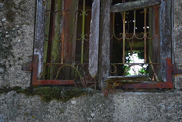 https://upload.wikimedia.org/wikipedia/commons/thumb/b/bc/Abandoned_house_Window.jpg/640px-Abandoned_house_Window.jpg