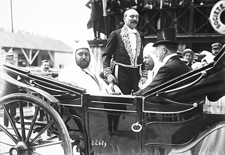 Abraham Schrameck (debout) en landau avec le sultan du Maroc Moulay Abd al-Hafid et le haut fonctionnaire Si Kaddour Benghabrit à Marseille en 1912.