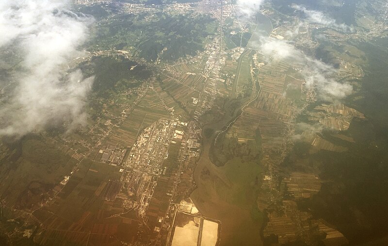 File:Aerial photo of Stolniceni, Vâlcea.jpg