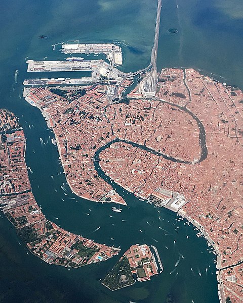 File:Aerial view Venice l 07 2017 4999.jpg