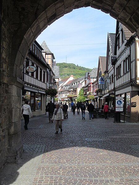 File:Ahrweiler Ahrtor Ahrhutstraße.JPG