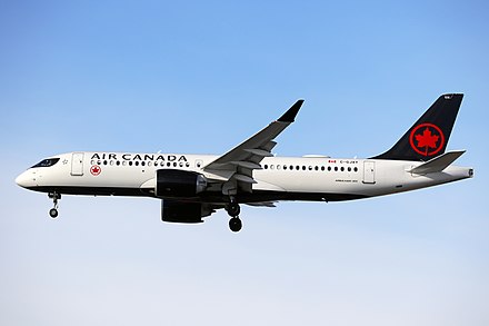 Un A220-300 d'Air Canada à l'approche de l'aéroport Toronto Pearson en 2019