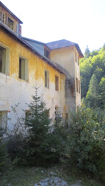 File:Alloggio dei minatori vicino all'ingresso "Sebastiani" della miniera - panoramio.jpg