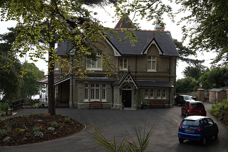 File:Alverstone Manor on Luccombe Road, Shanklin - geograph.org.uk - 4725881.jpg