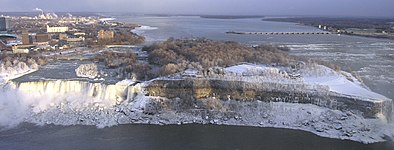 Fossurin American Falls og oyggin Goat Island liggja fullkomiliga á amerikanasku síðuni.