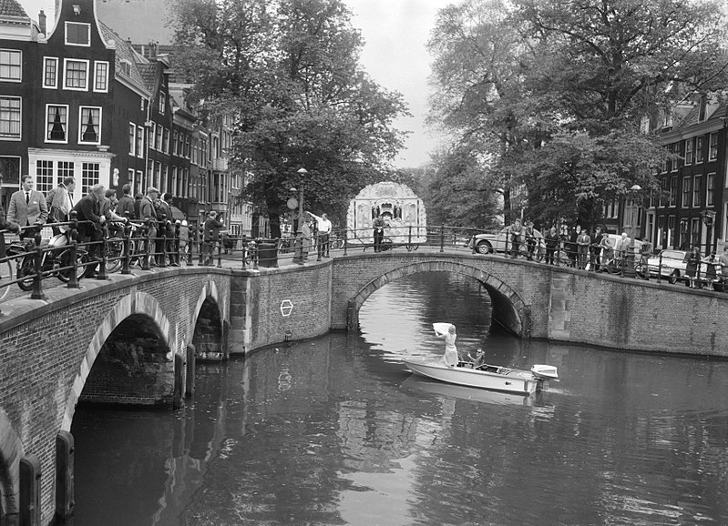 File:Amerikanen filmen in Amsterdam, hier op de Reguliersgracht, Bestanddeelnr 918-2348.jpg