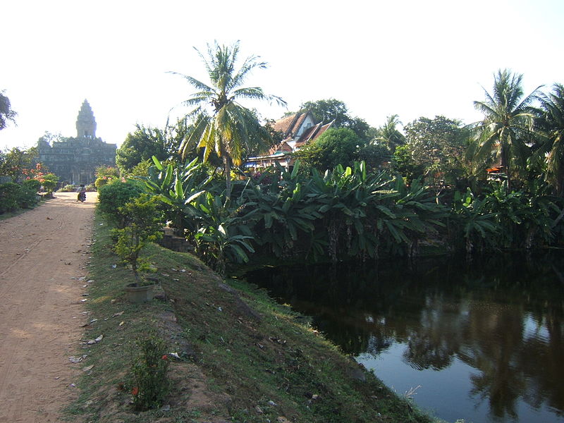 File:Angkor-aux alentours 2.JPG