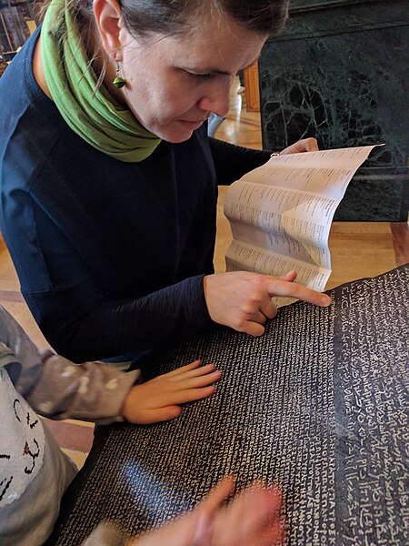 File:Antoaneta Sabău reading the Rosetta Stone.jpg