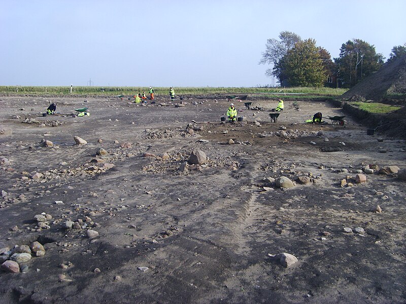 File:Arkeologiska utgrävningar i Döserygg, den 13 oktober 2008, bild 20.JPG