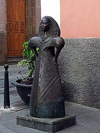 Escultura idealizada de Arminda Masequera, realizada por Diego Higueras en 2007 y situada frente al Museo y Parque Arqueológico Cueva Pintada, Gáldar
