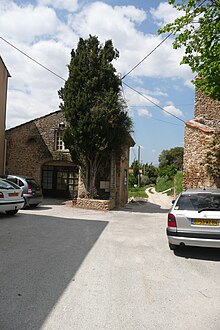 Centre du village avec accès par un chemin vicinal.