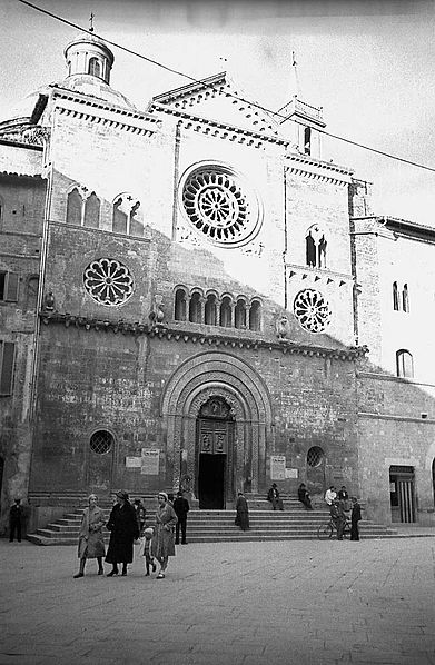 File:At Piazza della Repubblica in Foligno, Italy (7675480438).jpg