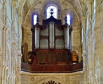 Autun Cathédrale St. Lazare Innen Orgel.jpg