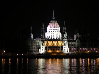 BP parliament at night BÅn.JPG