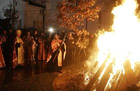Chuẩn bị đốt badnjak trước Nhà thờ Thánh Sava ở Beograd