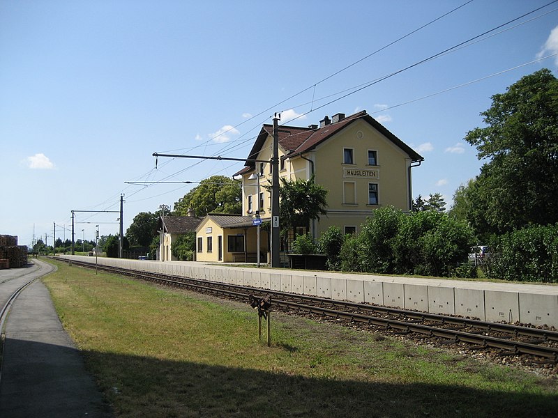 File:Bahnhof Hausleiten.jpg