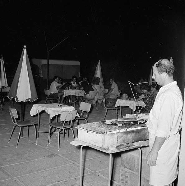 File:Barbecue op een terras van een horecagelegenheid, Bestanddeelnr 255-3612.jpg