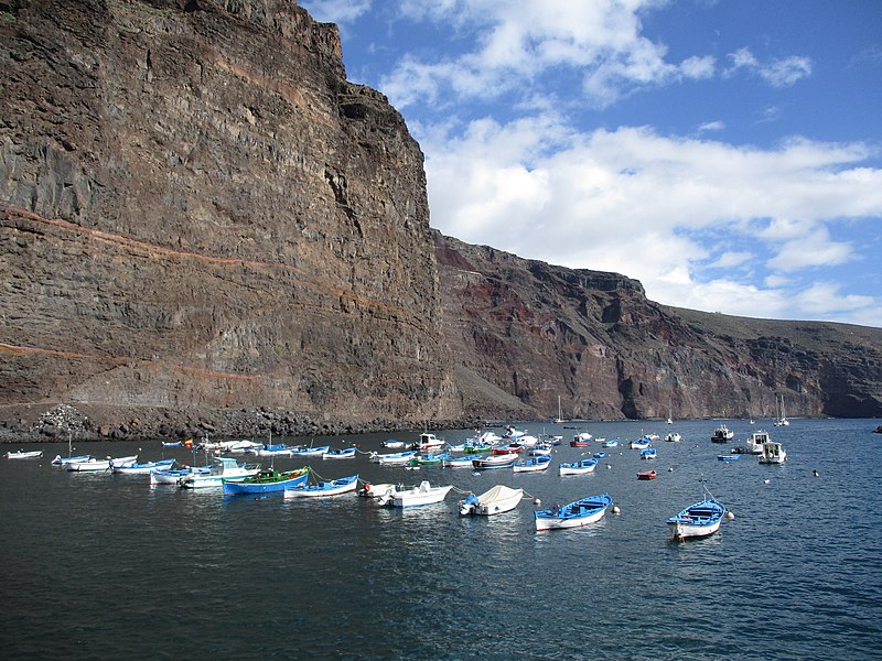 File:Barcas fondeadas dentro del Muelle de Vueltas.jpg