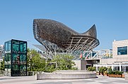 English: The Canadian architect Frank Gehry designed a golden fish for the Barcelona Olympics in 1992. It is placed at Passeig Marítim de la Barceloneta (Port Olímpic)in front of the Barcelona Art Hotel and serves as roof for a commercial center. The structure has a height of 35 m and a length of 56 m. Deutsch: Der kanadische Architekt Frank Gehry entwarf den goldenen Fisch für die Olympischen Spiele 1992 in Barcelona. Er steht am Passeig Marítim de la Barceloneta (Port Olímpic)vor dem Barcelona Art Hotel und dient als Dach für ein Geschäftszentrum.