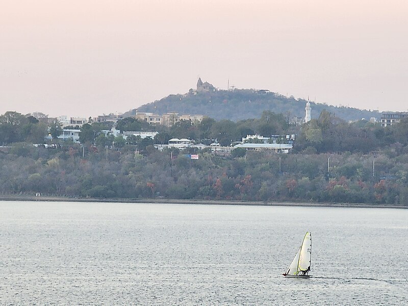 File:Bhojtal with Manuabhan tekri in the background.jpg