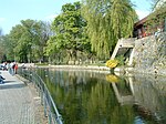 Lippes källa i Bad Lippspringe, till höger skymtar en mur av borgen i staden.