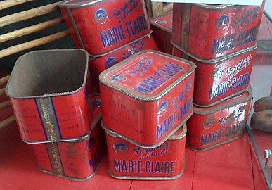 Boîtes de sardines Marie-Claire, produites à La Turballe, à destination de l'armée. Elles étaient remplies à la conserverie « Au Gendarme ». Elles pouvaient contenir 1 kg de sardines, disposées sur 5 ou 6 rangées de hauteur (musée « Maison de la Pêche »)