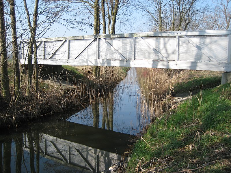 File:Brücke (Radweg) über den Flotten Graben - panoramio.jpg